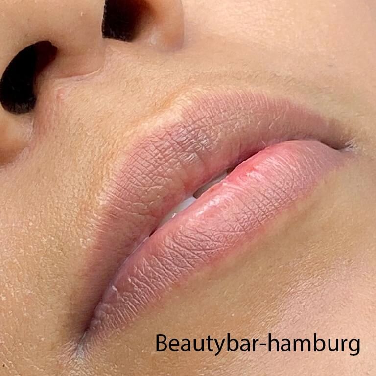 Detailaufnahme natürlich wirkender Aquarell Lippen nach Behandlung: Subtil pigmentierte Lippen in einem zarten Rosaton, vermutlich einige Zeit vor dem Behandlung. Beautybar-hamburg Wasserzeichen.