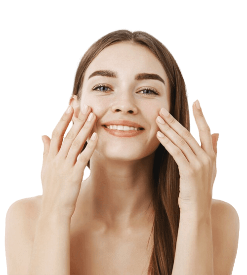 Frau lächelt und berührt sanft ihr Gesicht, zeigt ein gesundes und strahlendes Hautbild