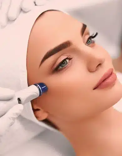 Frau erhält eine Mikrodermabrasionsbehandlung im Gesicht bei Behnaz's Beauty Bar