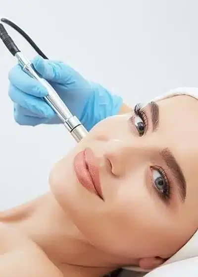 Frau erhält eine Hautbehandlung mit einem speziellen Gerät bei Behnaz's Beauty Bar